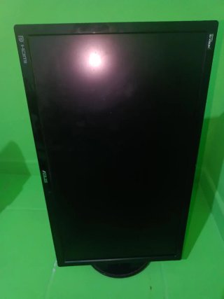 Volante Logitech G27 con soporte y 2 monitores.