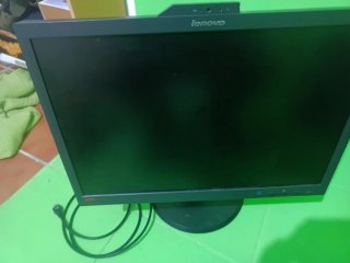 Volante Logitech G27 con soporte y 2 monitores.