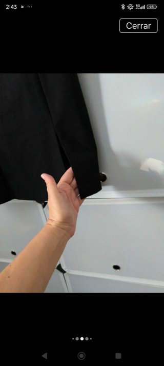 Vestido corto negro con adornos dorados