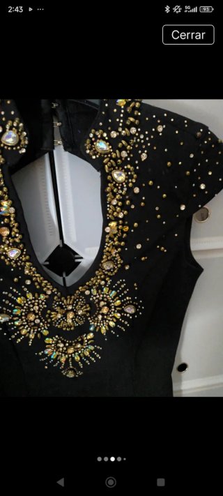 Vestido corto negro con adornos dorados