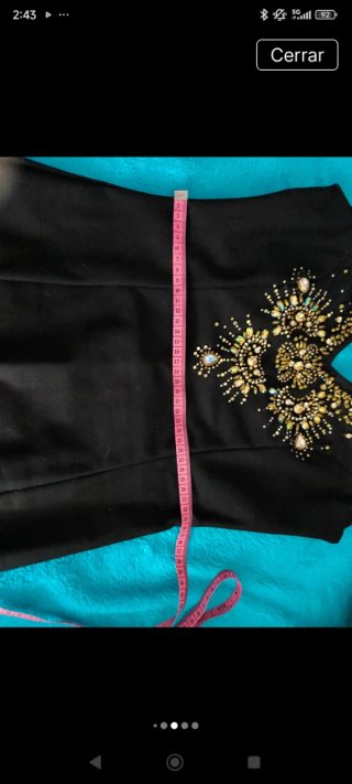 Vestido corto negro con adornos dorados