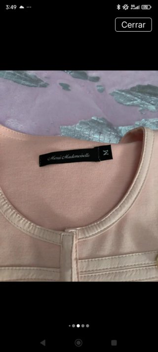 Blazer rosa con botones dorados