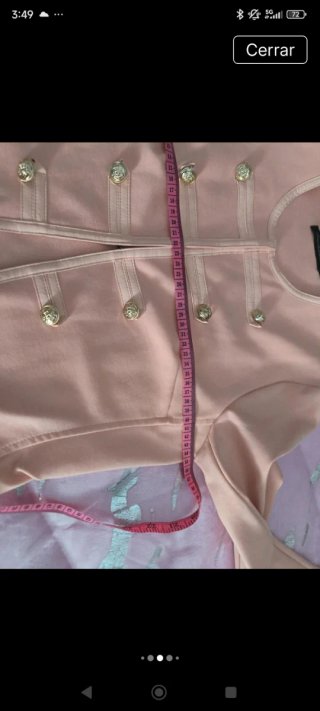 Blazer rosa con botones dorados