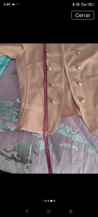 Blazer rosa con botones dorados
