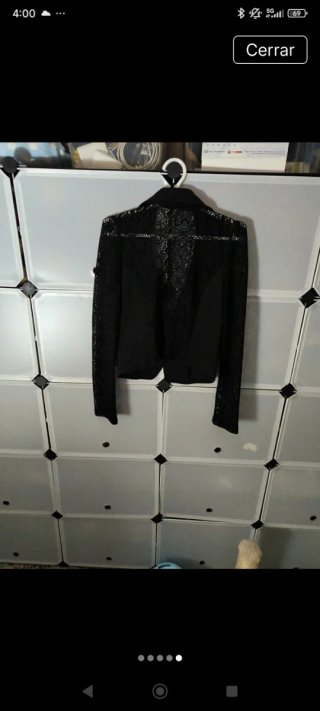 Chaqueta entallada negra con encaje