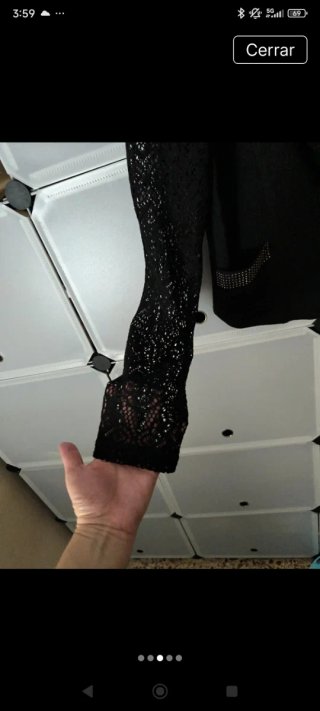 Chaqueta entallada negra con encaje