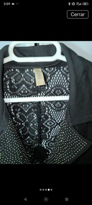 Chaqueta entallada negra con encaje
