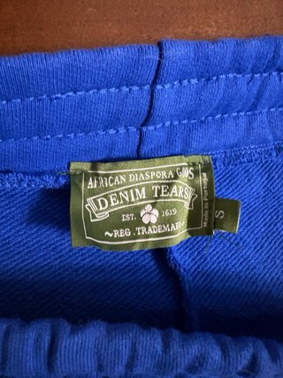 Pantalón Denim Tears Azul con Estampado Blanco