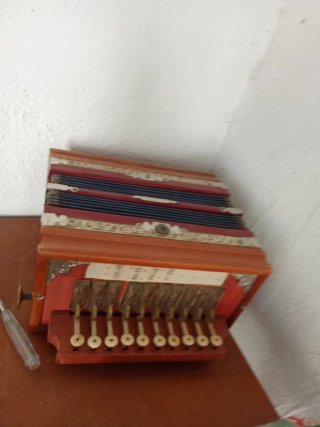 Acordeón antiguo de madera