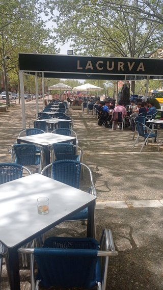 Se busca cocinero o ayudante de cocina con ganas