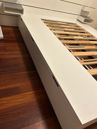 Estructura de cama blanca con cabecero