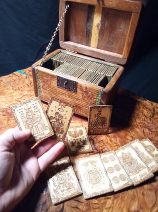 Caja con tarot de madera