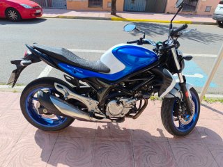 Suzuki Gladius Azul y Blanca
