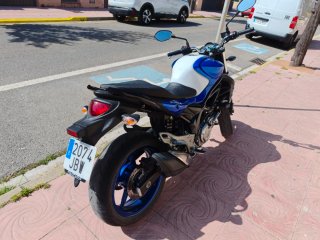 Suzuki Gladius Azul y Blanca