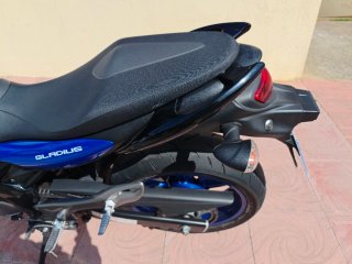 Suzuki Gladius Azul y Blanca