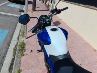 Suzuki Gladius Azul y Blanca
