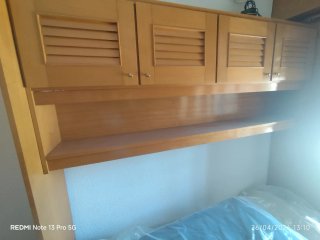 Armario de madera con puertas de lamas