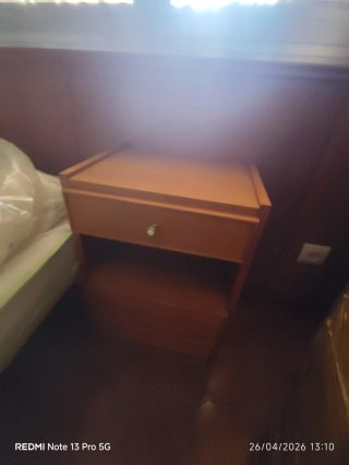 Armario de madera con puertas de lamas