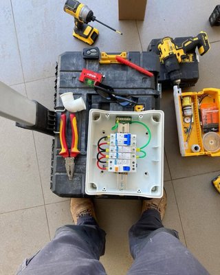 Electricista económico, rapido y joven.