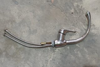 Grifo de cocina metálico plateado