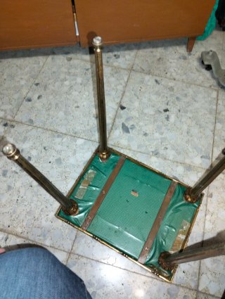 Banco clásico dorado y blanco