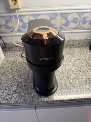 Cafetera Nespresso Negra y Dorada