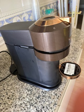 Cafetera Nespresso Negra y Dorada