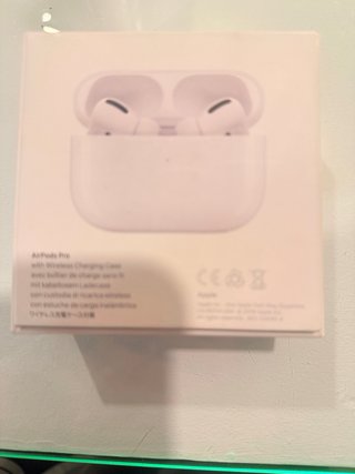 AirPods Pro con funda y cable