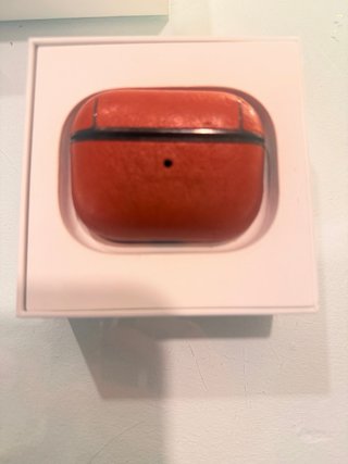 AirPods Pro con funda y cable