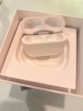 AirPods Pro con funda y cable