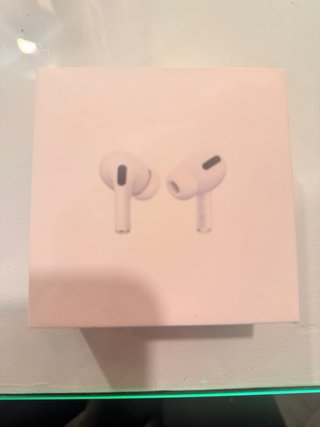 AirPods Pro con funda y cable
