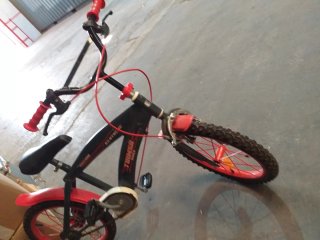 Bicicleta infantil roja