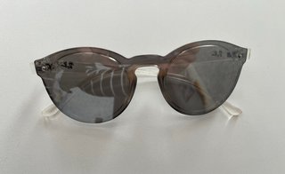Gafas de sol Ray-Ban grises. No están rayadas.