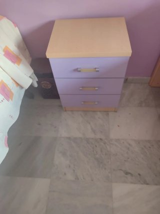 Cómoda morada 6 cajones, cama , mesita
