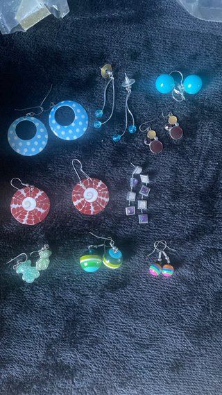 Pendientes plateados variados
