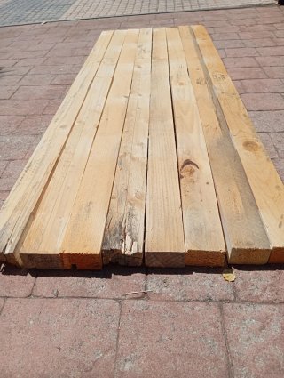 Listones, puntales, postes, vigas de madera.