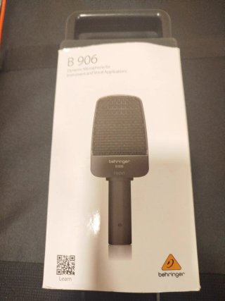 Microfono dinamico Behringer B906, ideale per amplificatori di chitarra. Include la sua custodia.