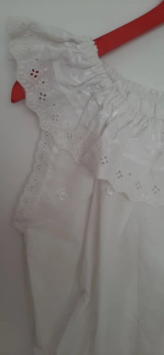 Blusa blanca bordada hombros descubiertos