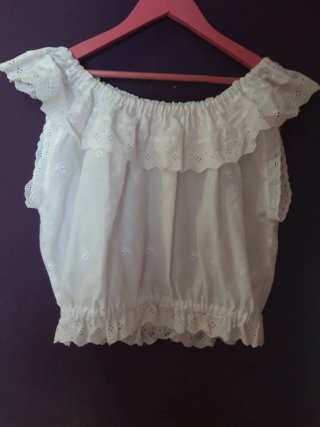 Blusa blanca bordada hombros descubiertos