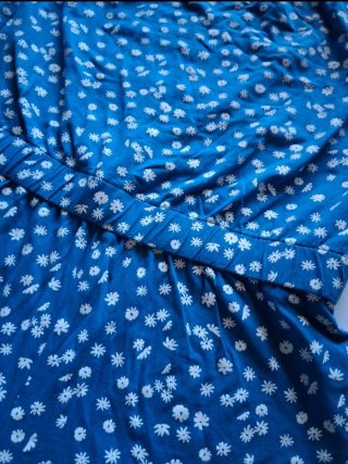 Tutina azzurra con fiori bianchi