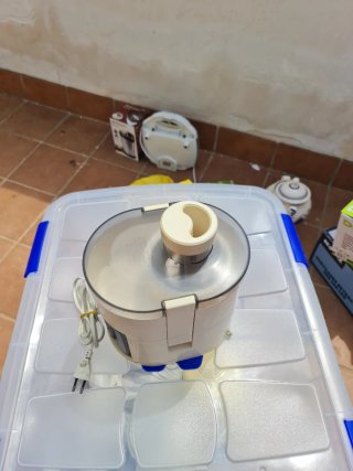 Licuadora blanca con cable