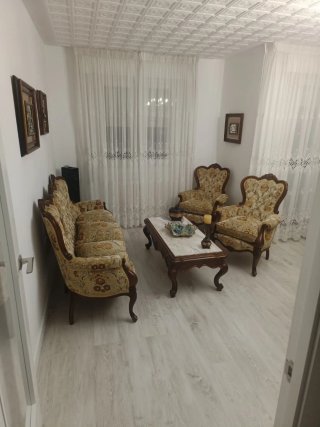 Sofá clásico tapizado madera, dos butacas y mesa
