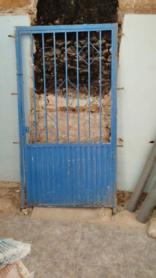 Puerta de hierro azul