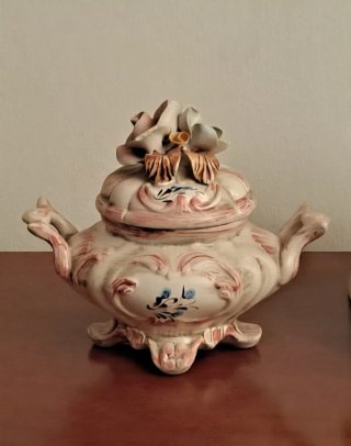 Sopera antigua de porcelana con flores