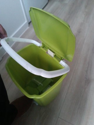 Cubo basura pequeño verde y blanco