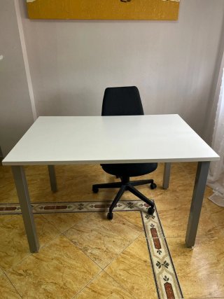 Escritorio blanco con patas metálicas