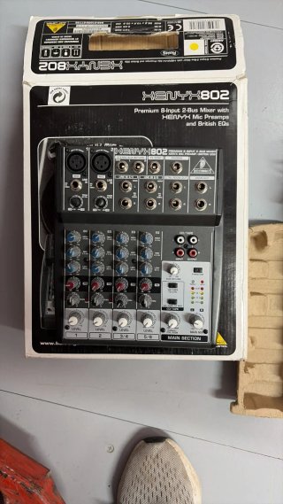 Mesa de Mezclas Behringer Xenyx 802 + 2 micros