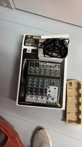 Mesa de Mezclas Behringer Xenyx 802 + 2 micros