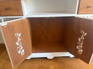 Bonita cómoda de madera pintada a mano