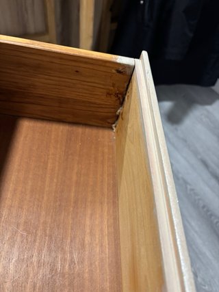 Cómoda de madera beige con 3 cajones